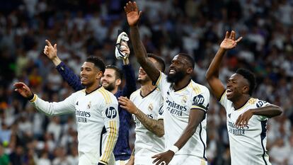 Jude Bellingham, Antonio Rudiger y Vinicius Junior celebran la victoria en el Bernabéu.