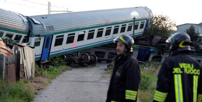 Dos Bomberos, este jueves junto al tren descarrilado.