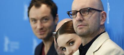 Jude Law (izquierda), Rooney Mara (centro) y el director Steven Soderbergh (derecha) ante los fotógrafos en Berlín.