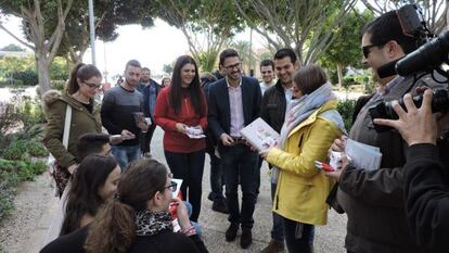 Nino Torre (tercero por la derecha) reparte propaganda electoral este jueves en la Universidad de Almería.