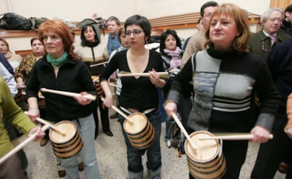 Un grupo de mujeres ensaya para la tamborrada del año pasado.