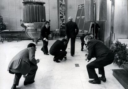 Las bolas ruedan por el suelo, el 22 de diciembre de 1982 en el Palacio de Loterías en Madrid, al fallar un resorte que las sujetaba en las liras, antes de ser introducidas en el bombo.