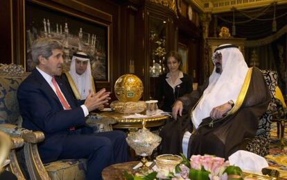 John Kerry y el rey Abdulá, en Riad.