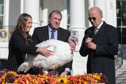 El presidente Joe Biden en la ceremonia de indulto del pavo Chocolate en la Casa Blanca