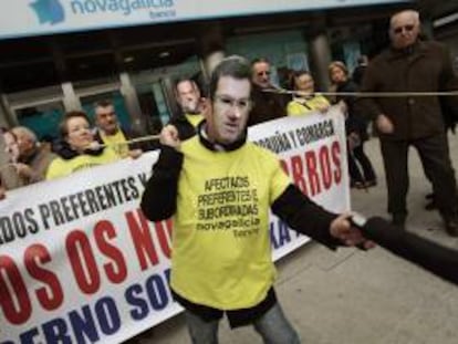 Afectados por las participaciones preferentes durante la manifestación que han protagonizado este mediodía en A Coruña.