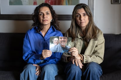 Tamara y Bárbara Améstica, hermanas de los acusados, sostienen la fotografía de Natalia y Guillermo, el 11 de enero en Santiago (Chile).