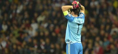 Casillas es lamenta d'un error durant el partit d'Espanya contra Eslovàquia