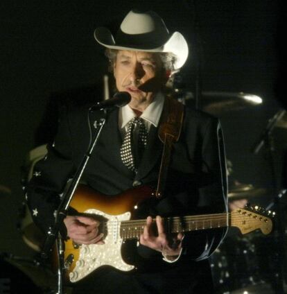 Bob Dylan performs at the 44th Annual Grammy Awards in Los Angeles February 27, 2002.  REUTERS/Gary Hershorn/Cordon press