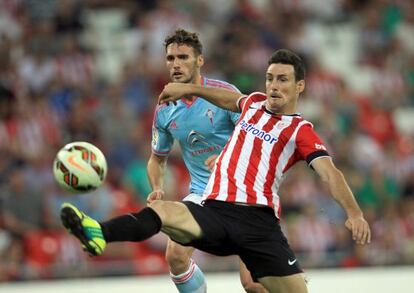 Aduriz intenta rematar ante Sergi G&oacute;mez.