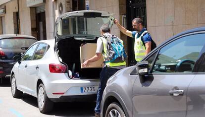 Los Mossos sacan una caja con documentaci&oacute;n del Ayuntamiento de Sant Adri&agrave;.