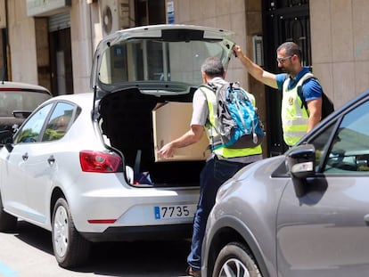 Els Mossos treuen una caixa amb documentació de l'Ajuntament de Sant Adrià.