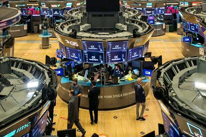 Operadores de mercado trabajan en el piso de la Bolsa de Valores de Nueva York a finales de octubre. (Courtney Crow / Bolsa de Valores de Nueva York vía AP)