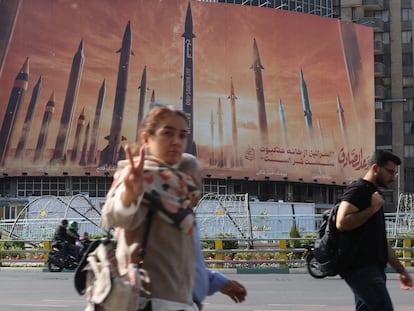 Un cartel contra Israel este lunes en una calle de Teherán, la capital de Irán.
