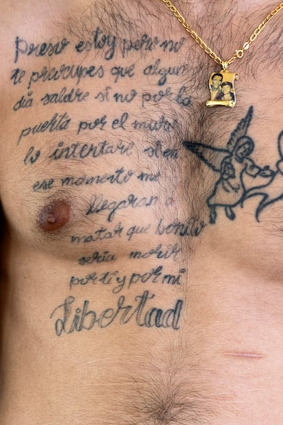 Torso de un interno tatuado: "Preso estoy pero no te preocupes que algun día saldré si no por la puerta por el muro lo intentaré si en ese momento me llegaran a matar que bonito sería morir por ti y por mi libertad¨.