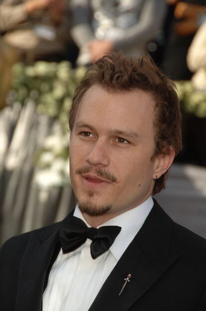 Heath Ledger, vestido Dunhill en la gala de 2006. Ese año estaba nominado a mejor actor protagonista por 'Brokeback mountain'. Su único 'oscar' le llegó en 2008, a título póstumo, por 'El caballero oscuro'.