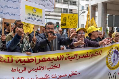 Concentración de afiliados del sindicato marroquí Confederación Democrática del Trabajo, el domingo en Rabat.
