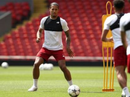 El central holandés, el defensa más caro de la historia, es el único marcador de primer nivel del Liverpool. “Es un hombre de verdad”, dice Klopp, “no tengo dudas”