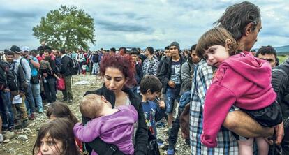 Inmigrantes y refugiados cruzan la frontera de Grecia por Macedonia.