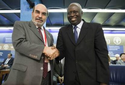 José Graziano da Silva, a la izquierda, saluda al senegalés Jacques Diouf, actual presidente de la FAO.