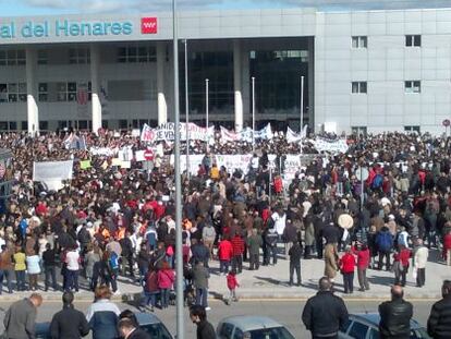 La marcha contra la privatización del hospital del Henares a su llegada al centro.