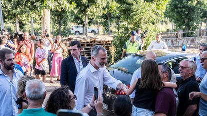 El rey Felipe VI saluda a los vecinos de Vegas de Coria, en su visita al centro de mando de la lucha contra los incendios, este lunes.