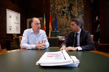 El president de la Generalitat, Carlos Mazón, clon el nuevo consejero de Emergencias e Interior, Juan Carlos Valderrama, este lunes en Valencia.