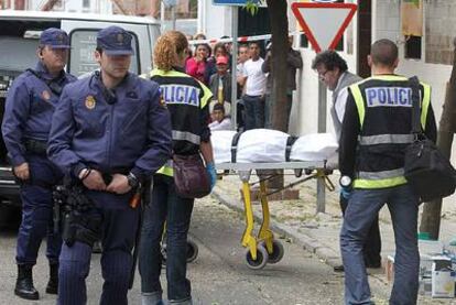 Retirada del cadáver de una mujer hallado en un piso de Córdoba cuyo propietario ha sido detenido.