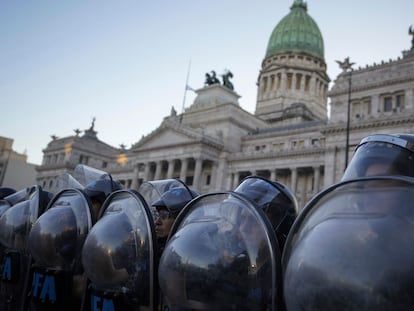 Policías resguardan el Congreso Nacional, el 2 de febrero en Buenos Aires.