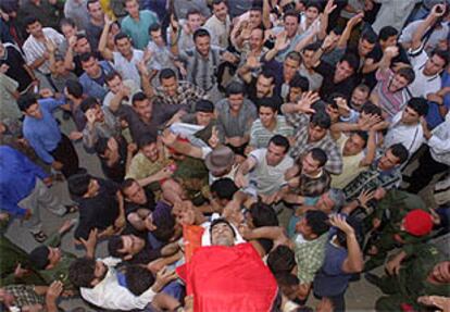 <font size="2"><b>Máxima alerta ante el aniversario de la creación del Estado de Israel</b></font><br>En la imagen, entierro de un policía palestino en Gaza (AP)