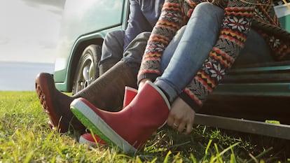 Se trata de un artículo de EL PAÍS Escaparate que describe las botas de agua para hombre y mujer tendencia en 2023.