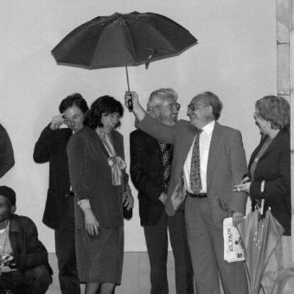 De izquierda a derecha, los poetas Les Murray, Lesego Rampolokeng, Ana Blandiana, José Mª Álvarez, Joaquín Marco , con paraguas, e Inger Christensan.