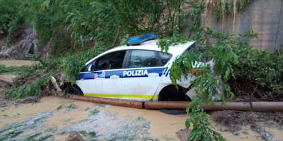 Un vehículo de la Policía municipal de Lezo, atrapado por las inundaciones.