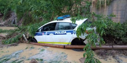 Un vehículo de la Policía municipal de Lezo, atrapado por las inundaciones.