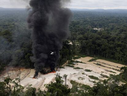 Uma mina de ouro ilegal em Novo Progresso, Brasil.