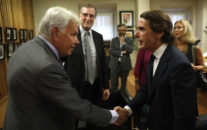 Felipe González saluda a José María Aznar, antes del debate.