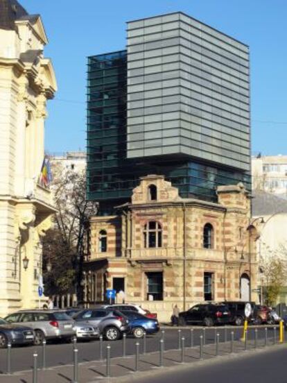 Un moderno edificio de oficinas en el centro de Bucarest.