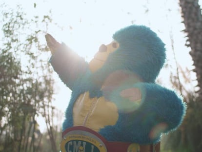 KeMonito en el cortometraje documental "La última caída”, la popular mascota del Consejo Mundial de la Lucha Libre (CMLL) en México.