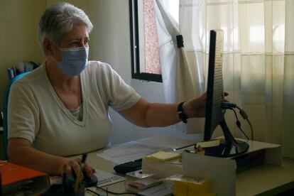 Josefa, directora de las Hijas de la Caridad, muestra estadísticas de las personas a las que reparten comida.