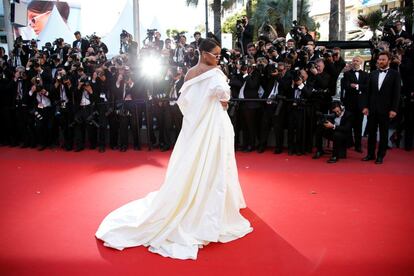 En la presentación de 'Okja', la cantante Rihanna posa en la alfombra roja de Cannes.