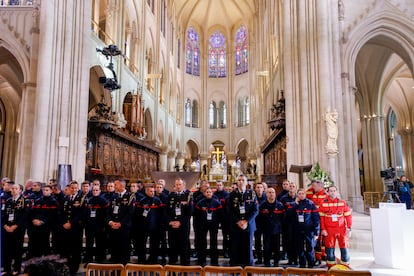 Homenaje a los bomberos que trabajaron en la extinción del incendio, durante la reapertura de Notre Dame.