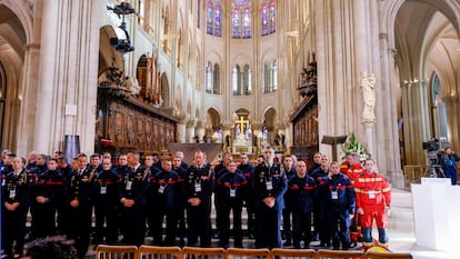 Homenaje a los bomberos que trabajaron en la extinción del incendio, durante la reapertura de Notre Dame.