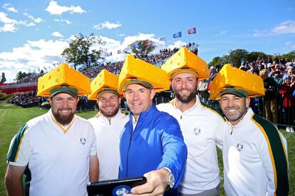 Lowry, Hatton, Harrington, Rahm y Sergio García, con gorras en forma de queso.