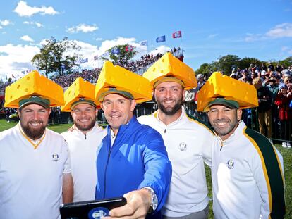 Lowry, Hatton, Harrington, Rahm y Sergio García, con gorras en forma de queso.