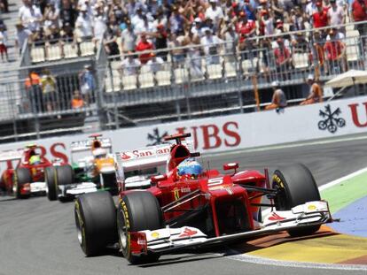 Fernando Alonso rueda en Valencia