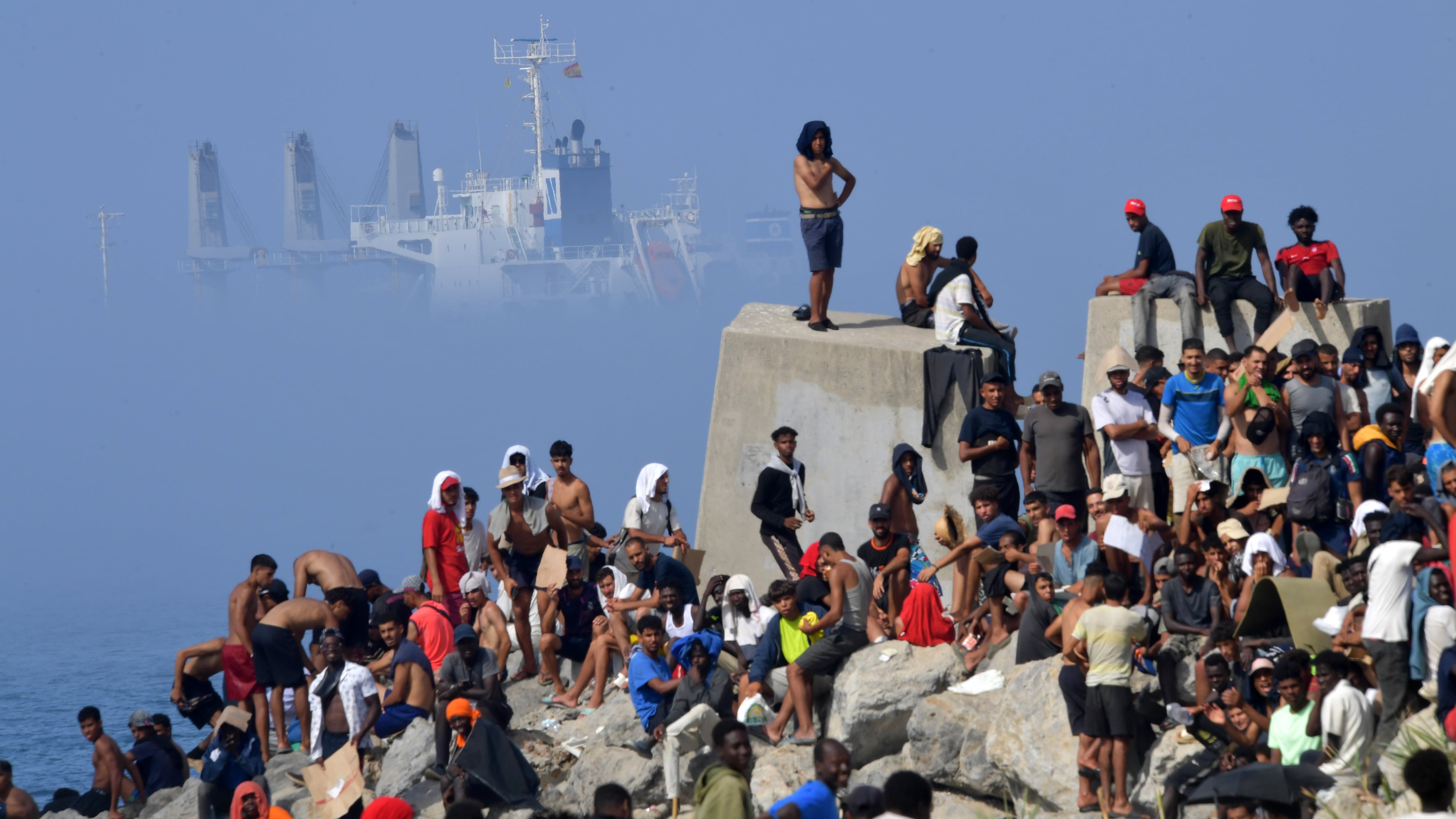 Marruecos despliega cientos de policías y militares en la frontera ante los llamamientos a una nueva irrupción masiva