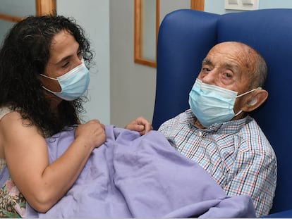 Carmen Hernández del Río, junto a su padre Ricardo, de 88 años, que padece una demencia vascular.