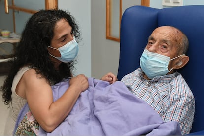 Carmen Hernández del Río, junto a su padre Ricardo, de 88 años, que padece una demencia vascular.