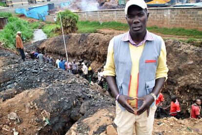 Las labores de excavación para la realización de una letrina pública en el suburbio de Kibera, Nairobi.