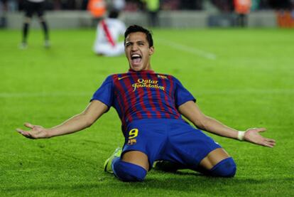 Alexis Sánchez celebra uno de sus goles al Rayo Vallecano.