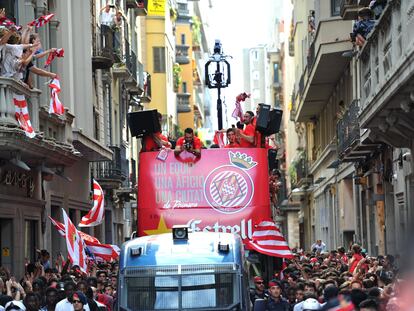 La plantilla del Girona FC celebra el ascenso de 2017 en las calles de la ciudad catalana.